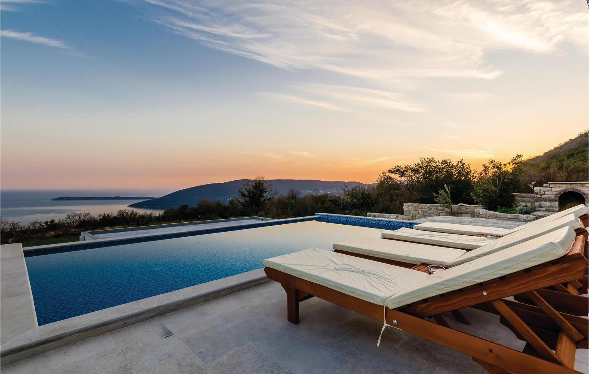 Amazing Home In Herceg Novi With House Sea View Exteriör bild
